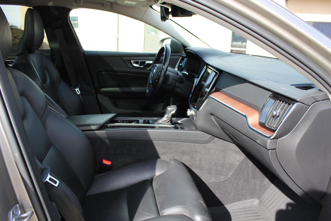 Used 2020 Volvo V60 T5 Cross Country image 24