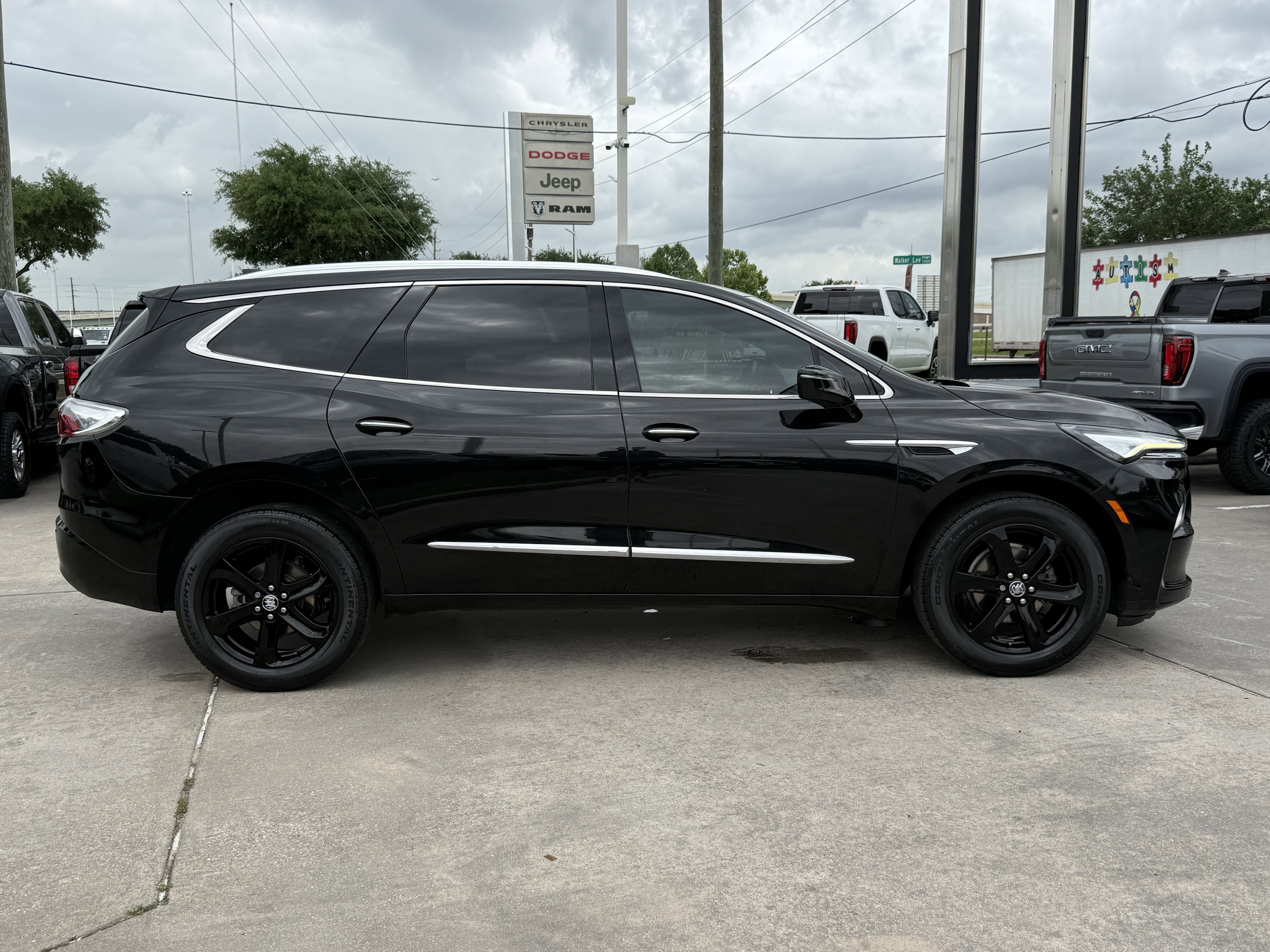 Used 2023 Buick Enclave Essence w/ Sport Touring Edition FWD image 3