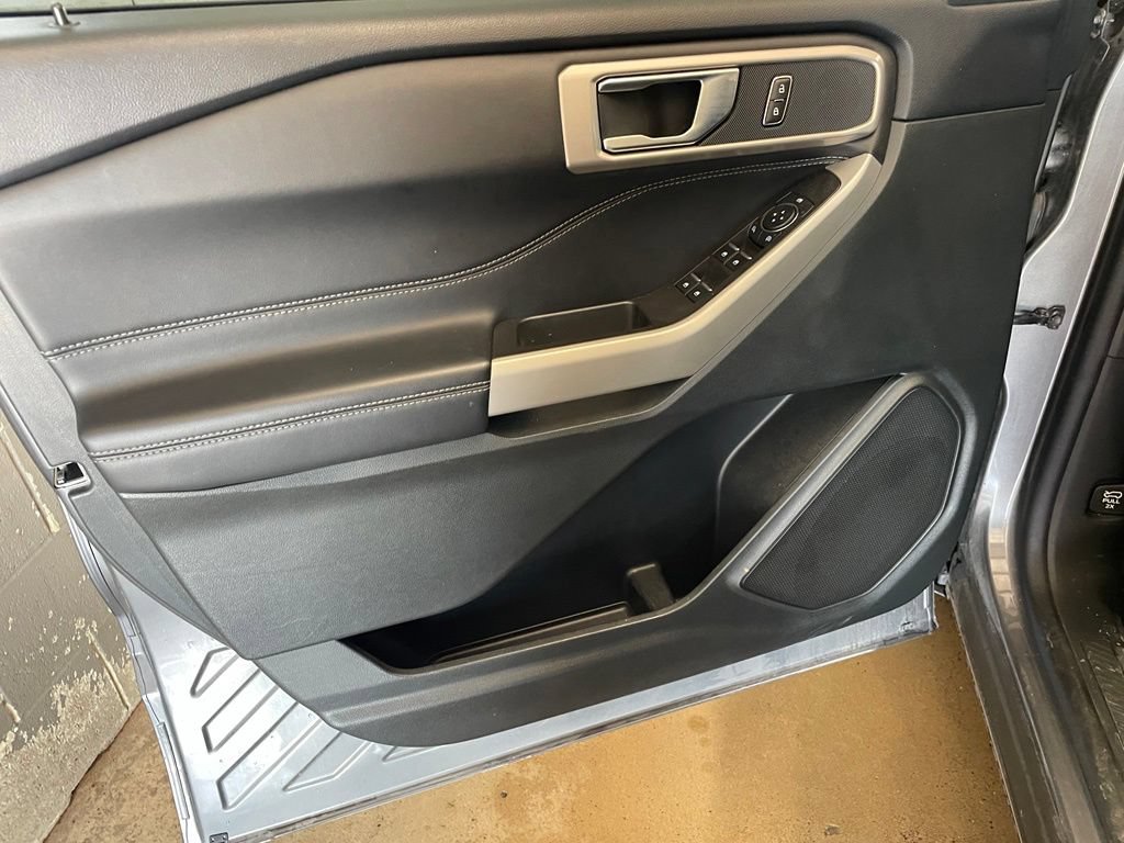 Used 2024 Ford Explorer XLT RWD image 9