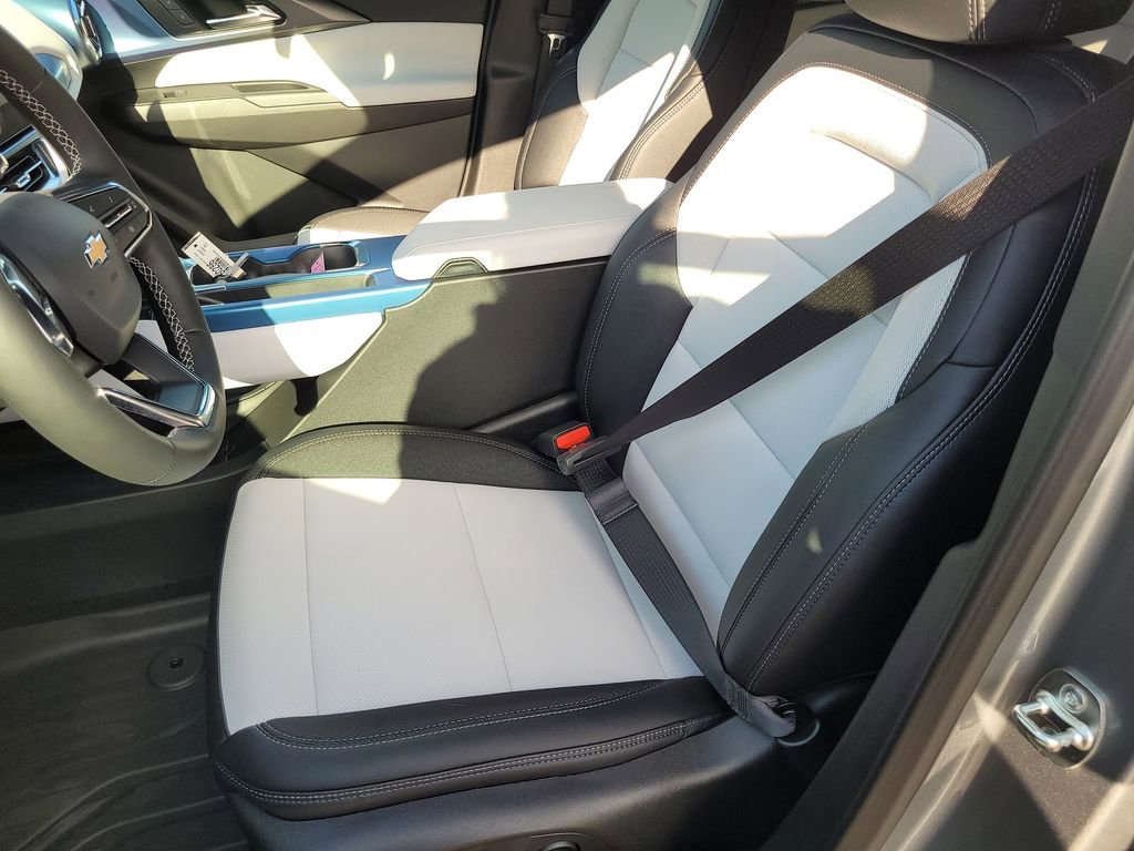 New 2026 Chevrolet Equinox EV LT image 18