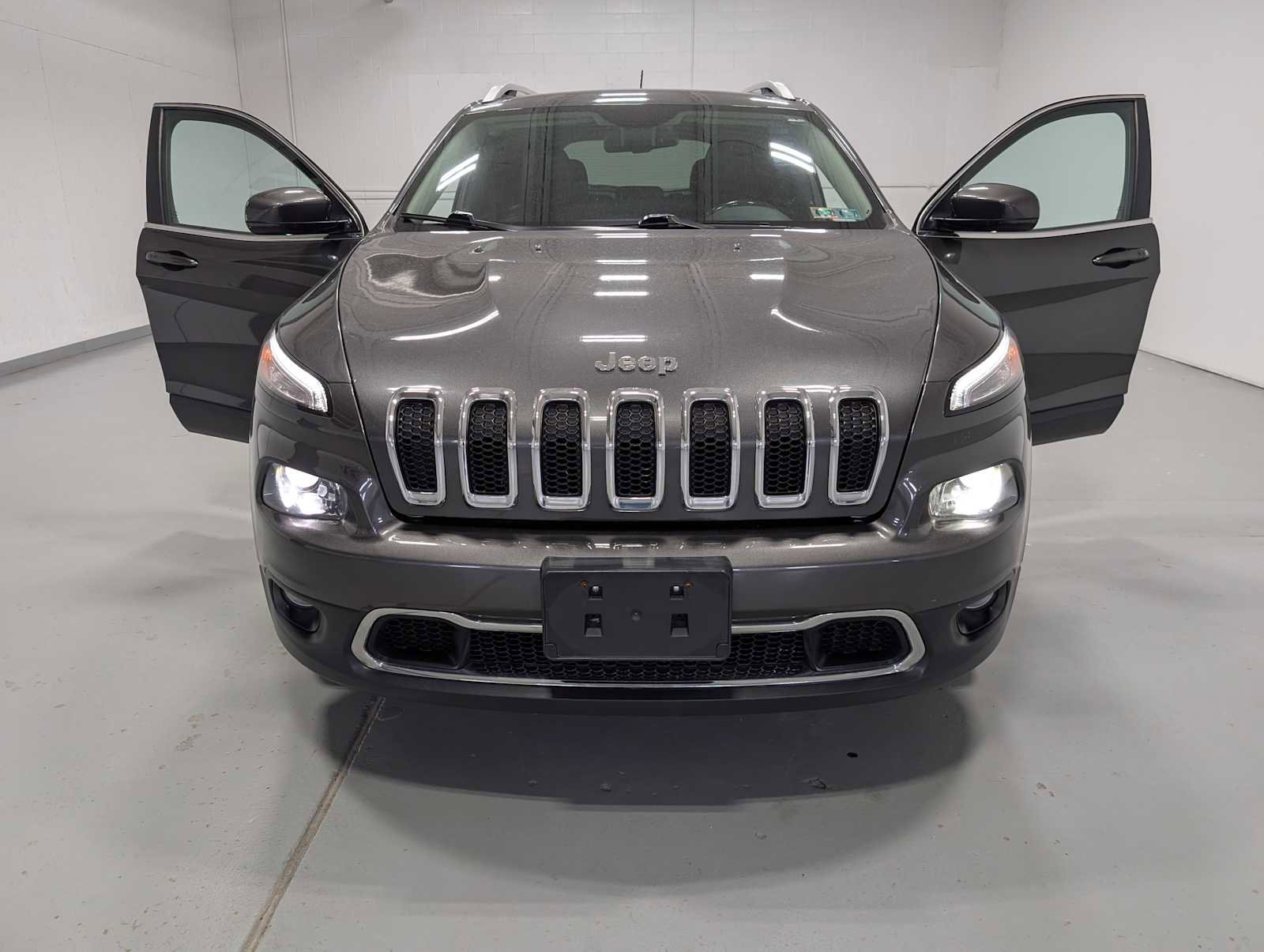 Used 2017 Jeep Cherokee Limited AWD/4WD image 15