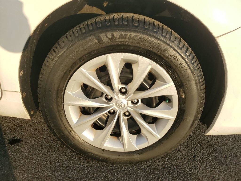 Used 2015 Toyota Camry LE image 9