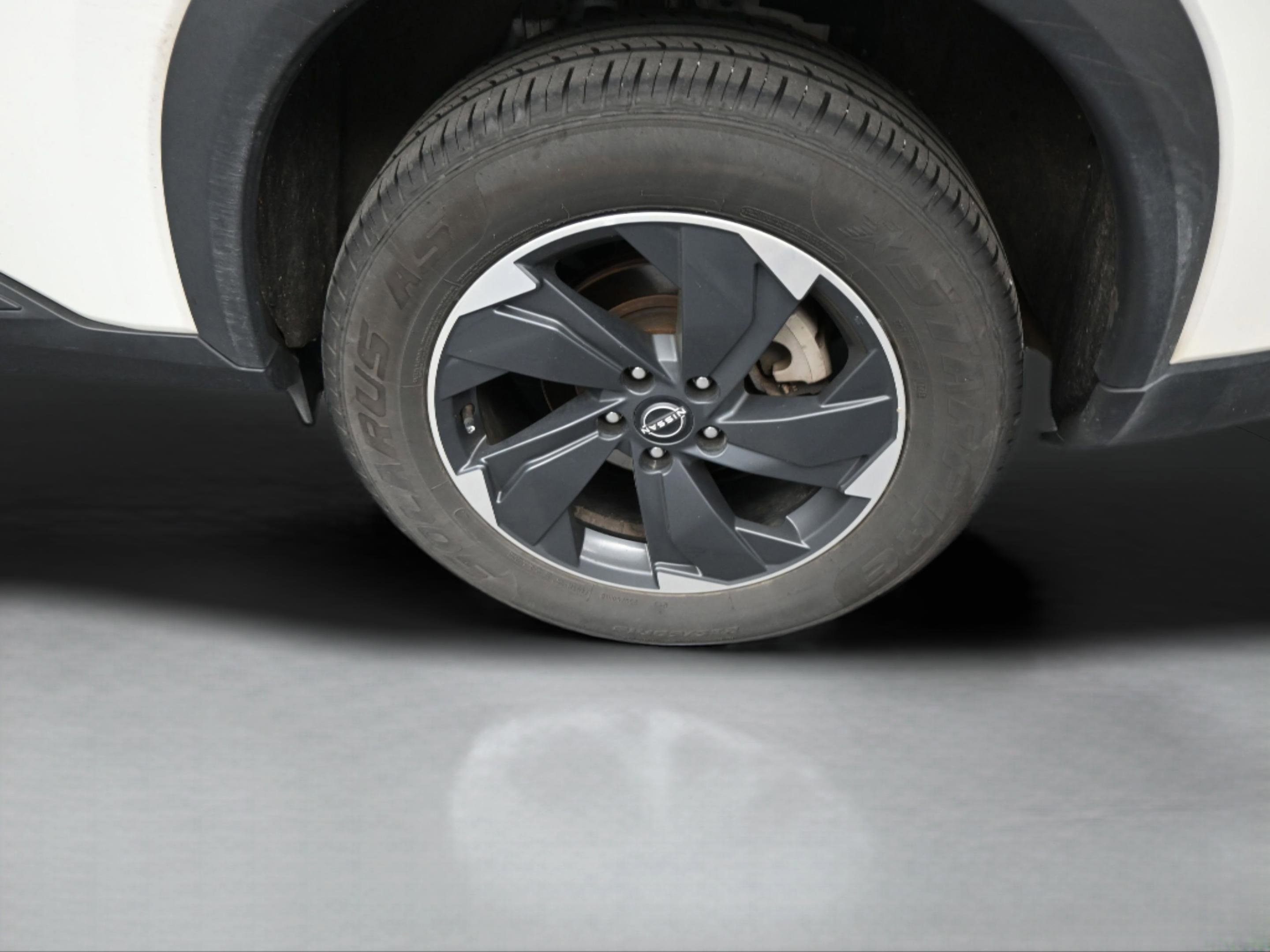 Used 2025 Nissan Rogue SV image 36