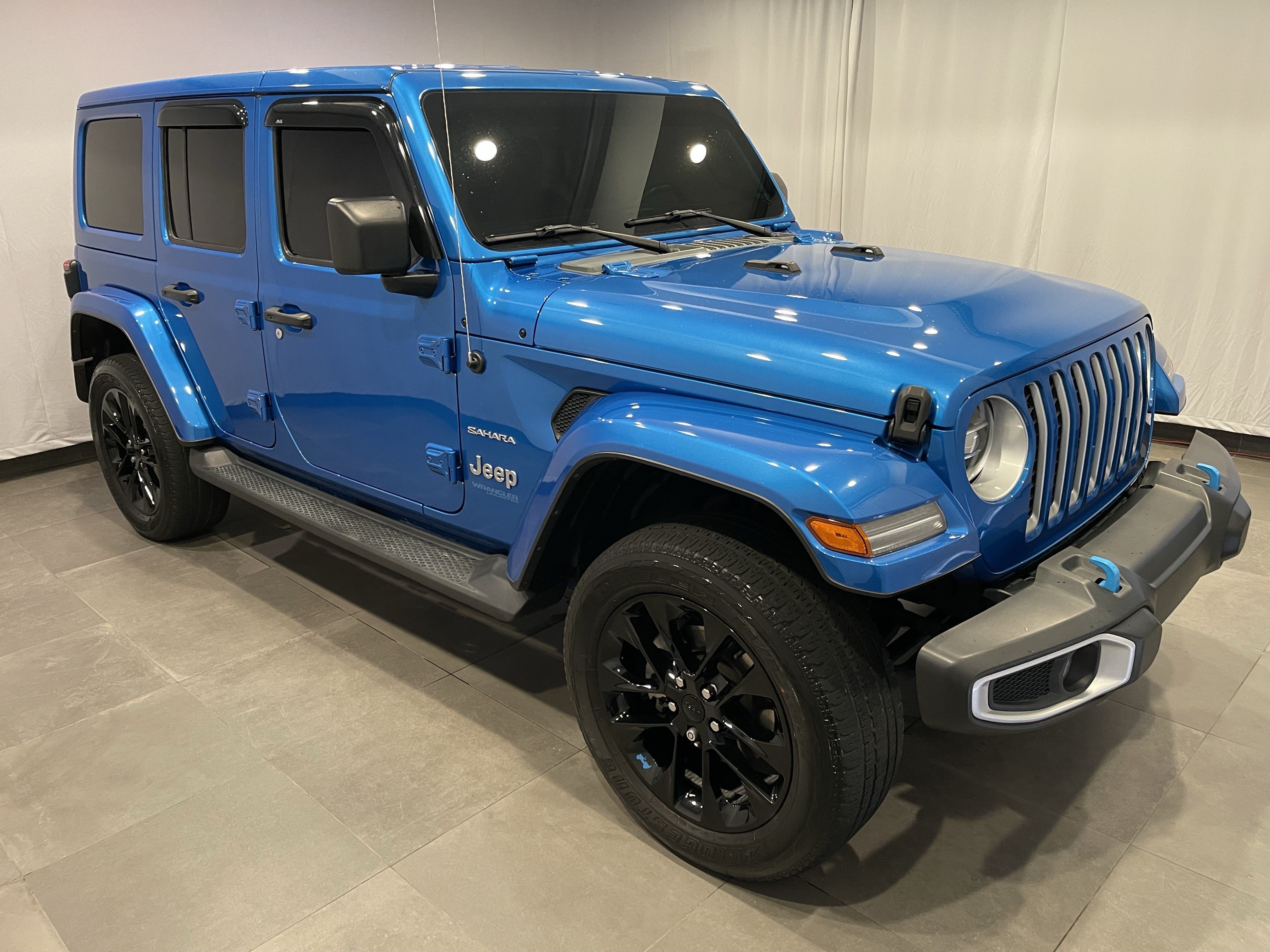 Used 2022 Jeep Wrangler Unlimited Sahara w/ Cold Weather Group AWD/4WD image 3