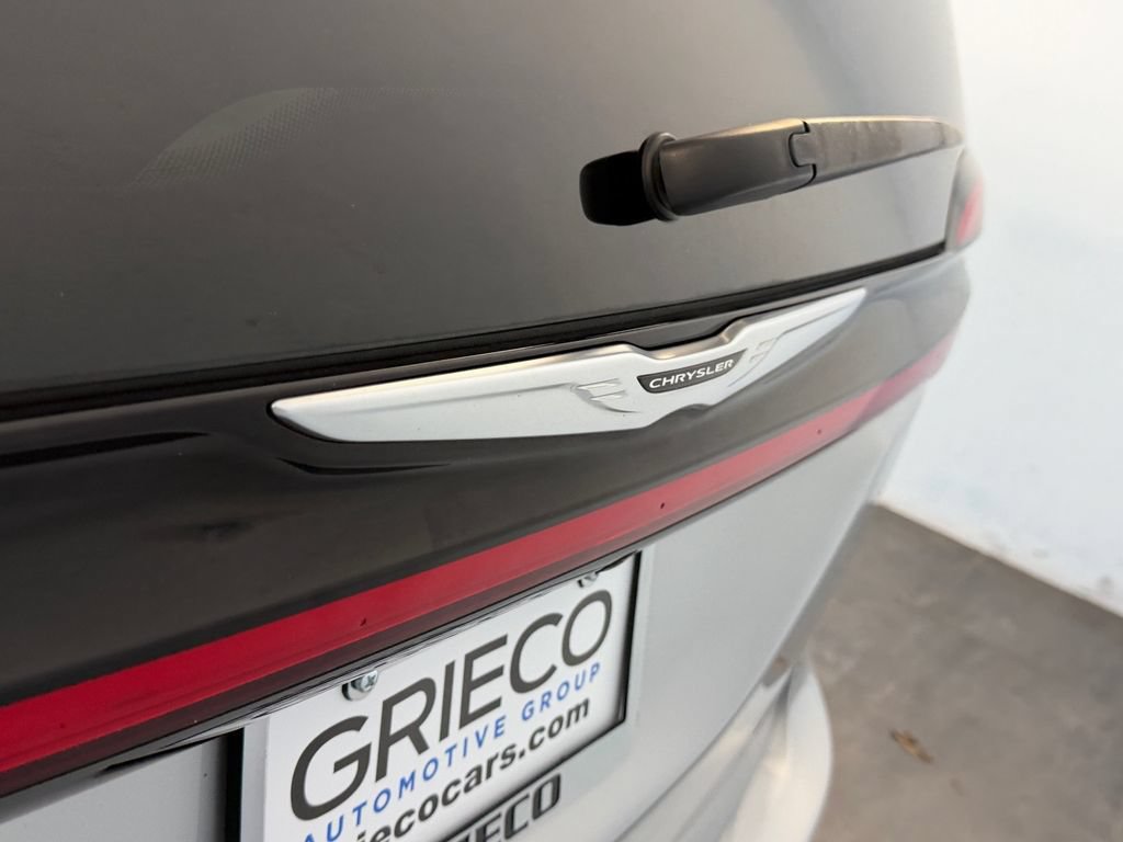 Used 2023 Chrysler Pacifica Touring-L FWD image 10