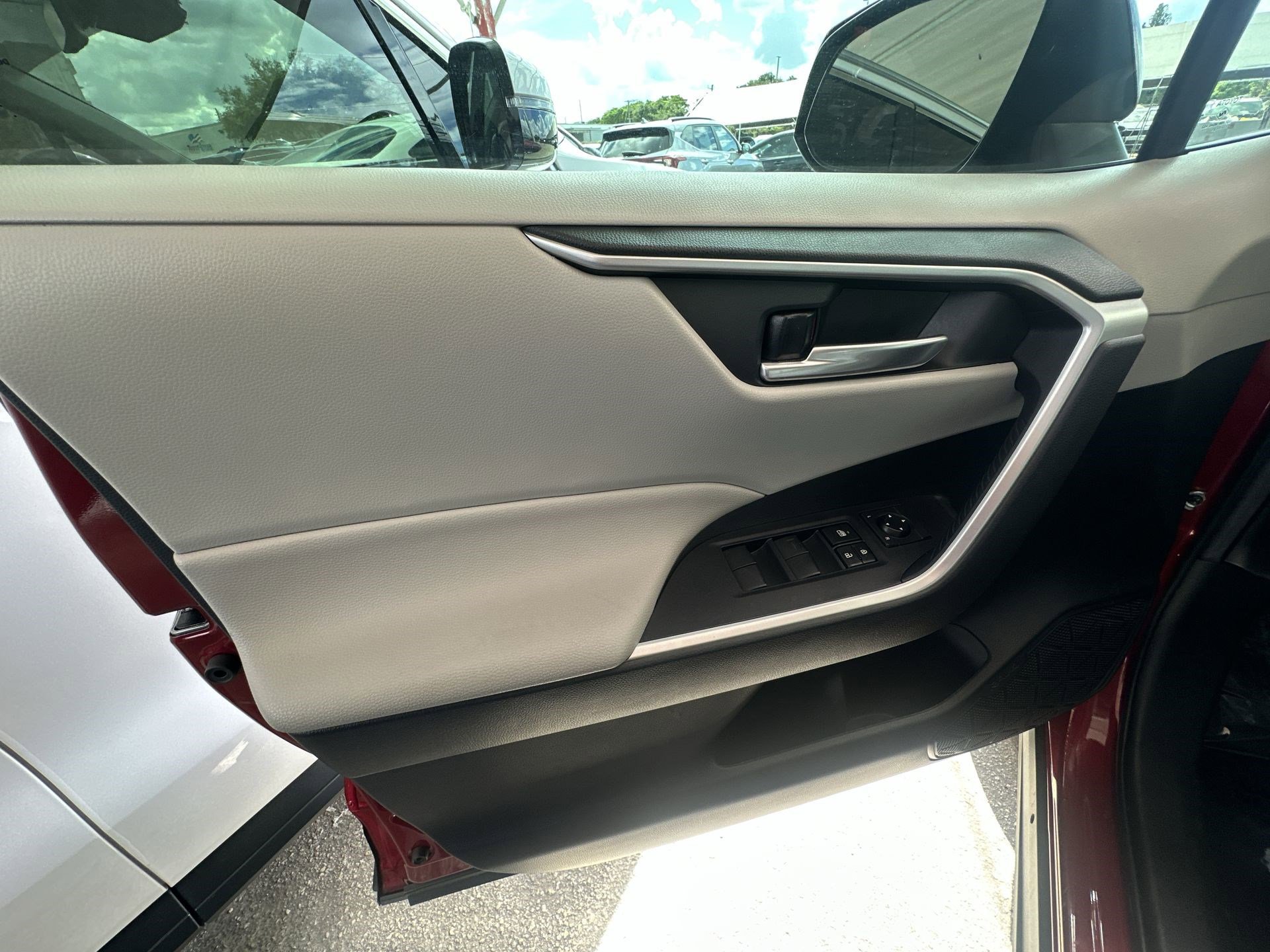 Used 2021 Toyota RAV4 XLE image 32