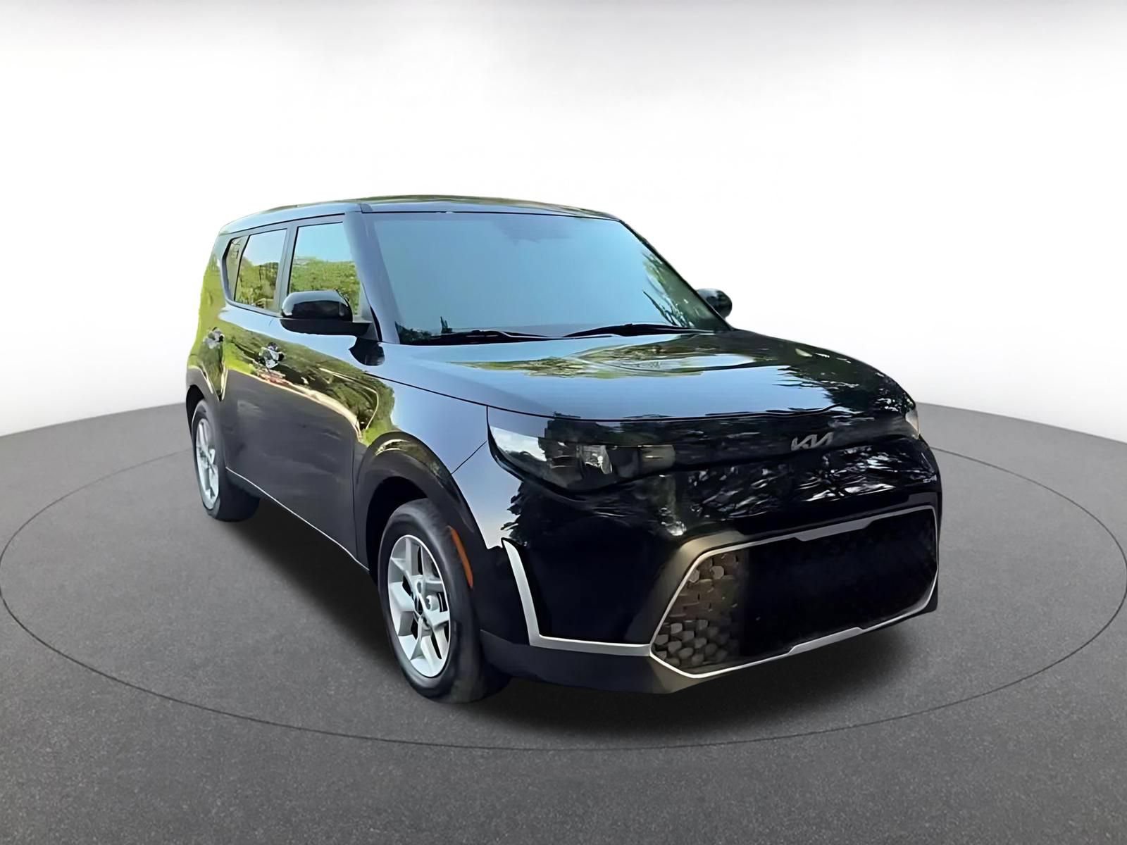 Used 2025 Kia Soul LX w/ LX Technology Package FWD image 3
