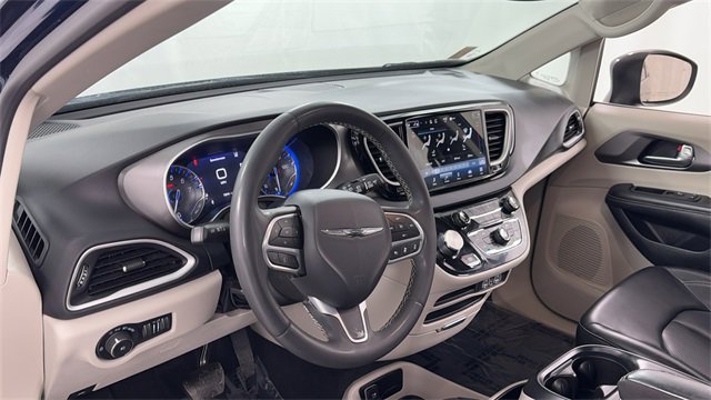Used 2023 Chrysler Pacifica Touring-L image 38