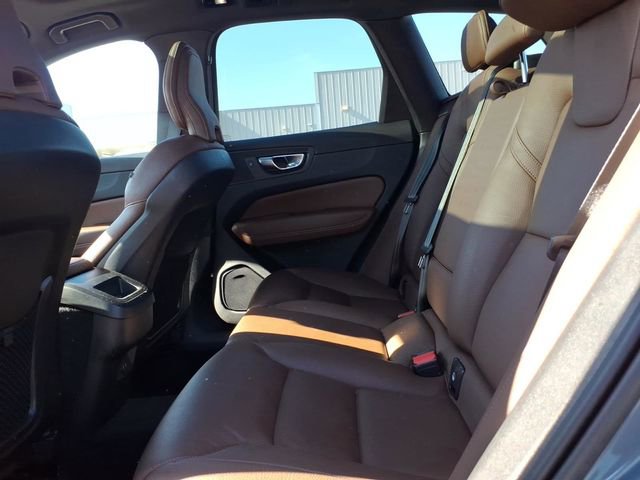 Used 2023 Volvo XC60 B5 Plus image 14