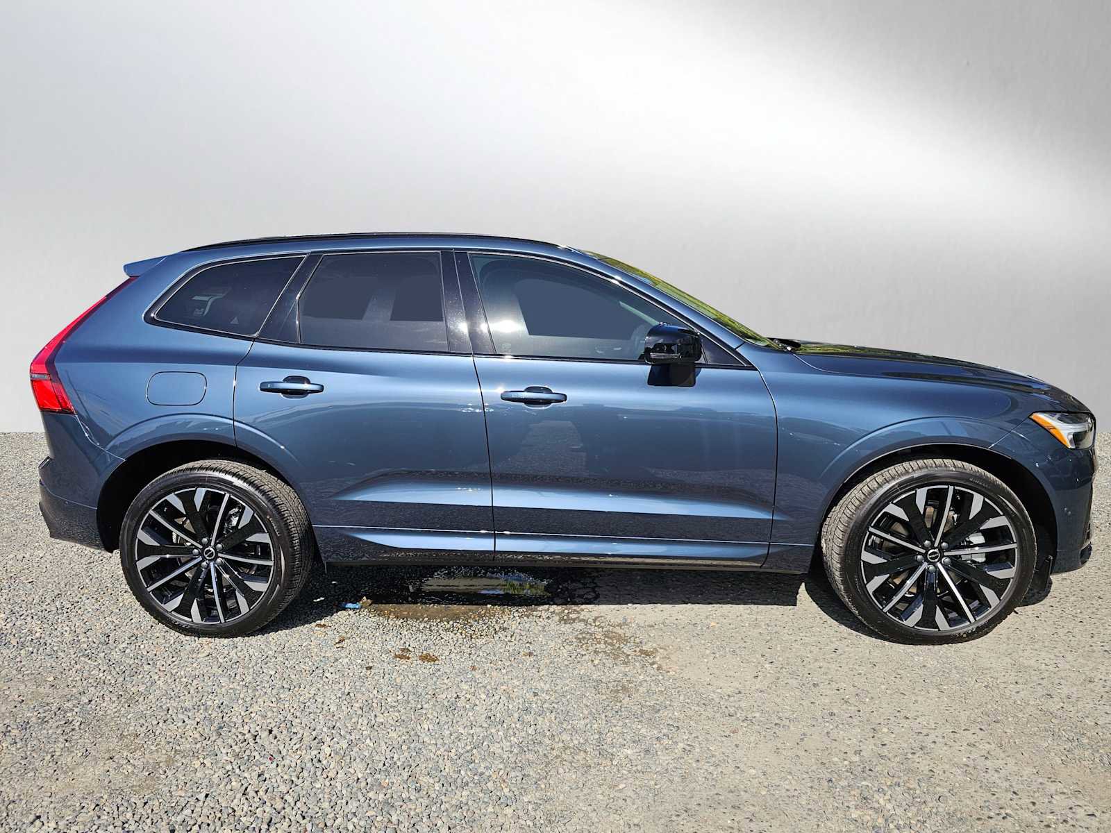 New 2026 Volvo XC60 T8 Ultra w/ Protection Package Premier image 2