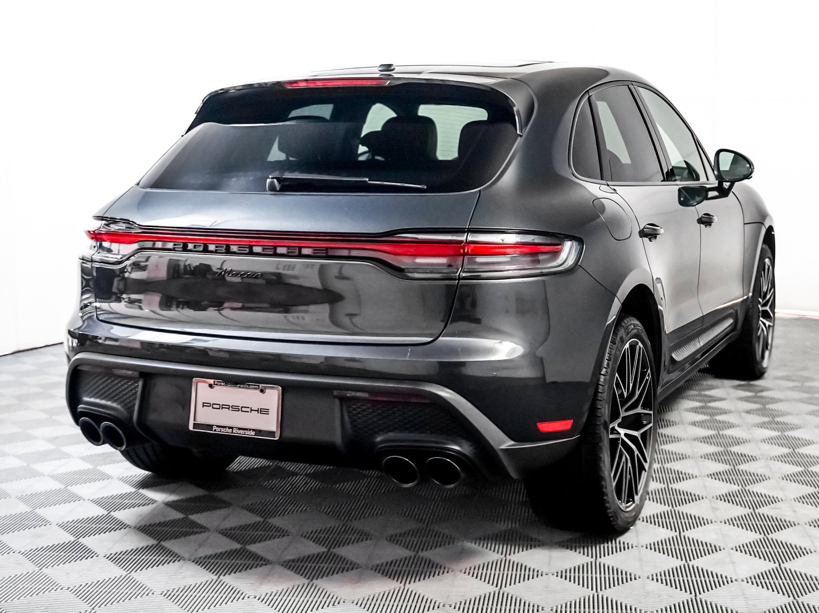 Certified 2025 Porsche Macan image 3