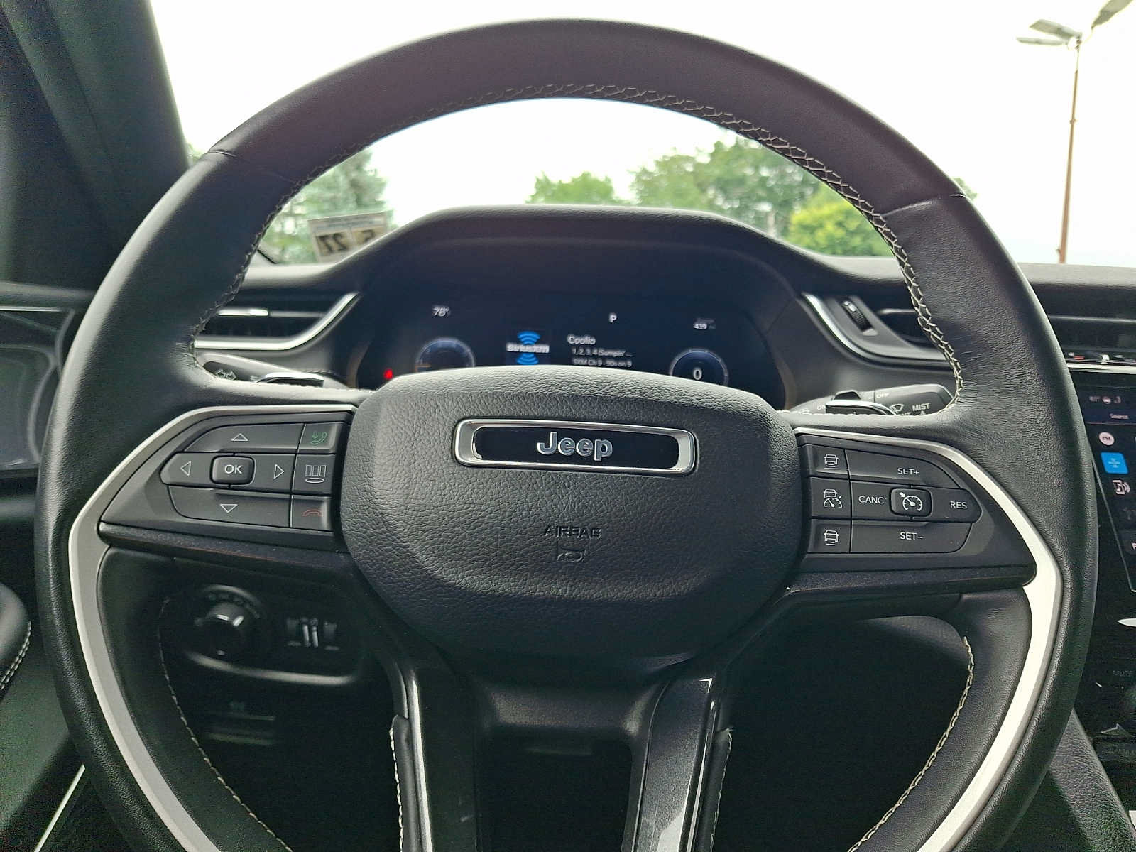 Used 2022 Jeep Grand Cherokee Altitude AWD/4WD image 18