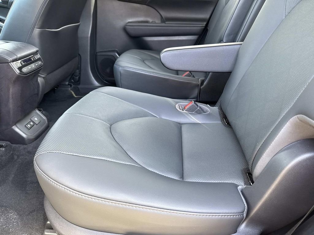 Used 2021 Toyota Highlander Platinum image 19