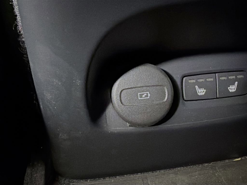 Used 2022 Volvo XC40 T5 R-Design w/ Advanced Package image 25