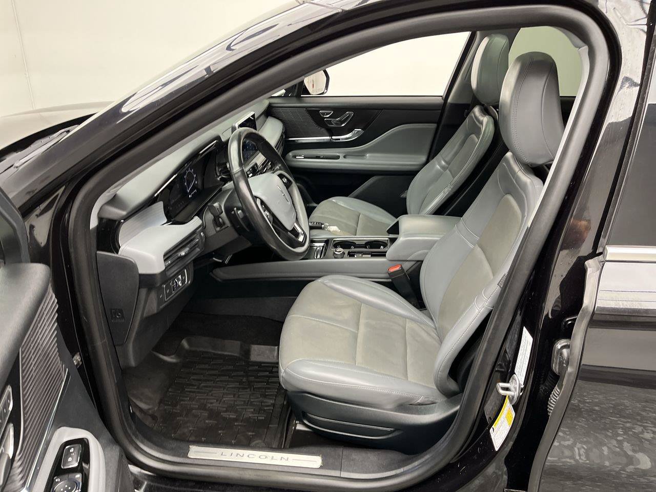 Used 2022 Lincoln Corsair AWD w/ Premium Package image 3