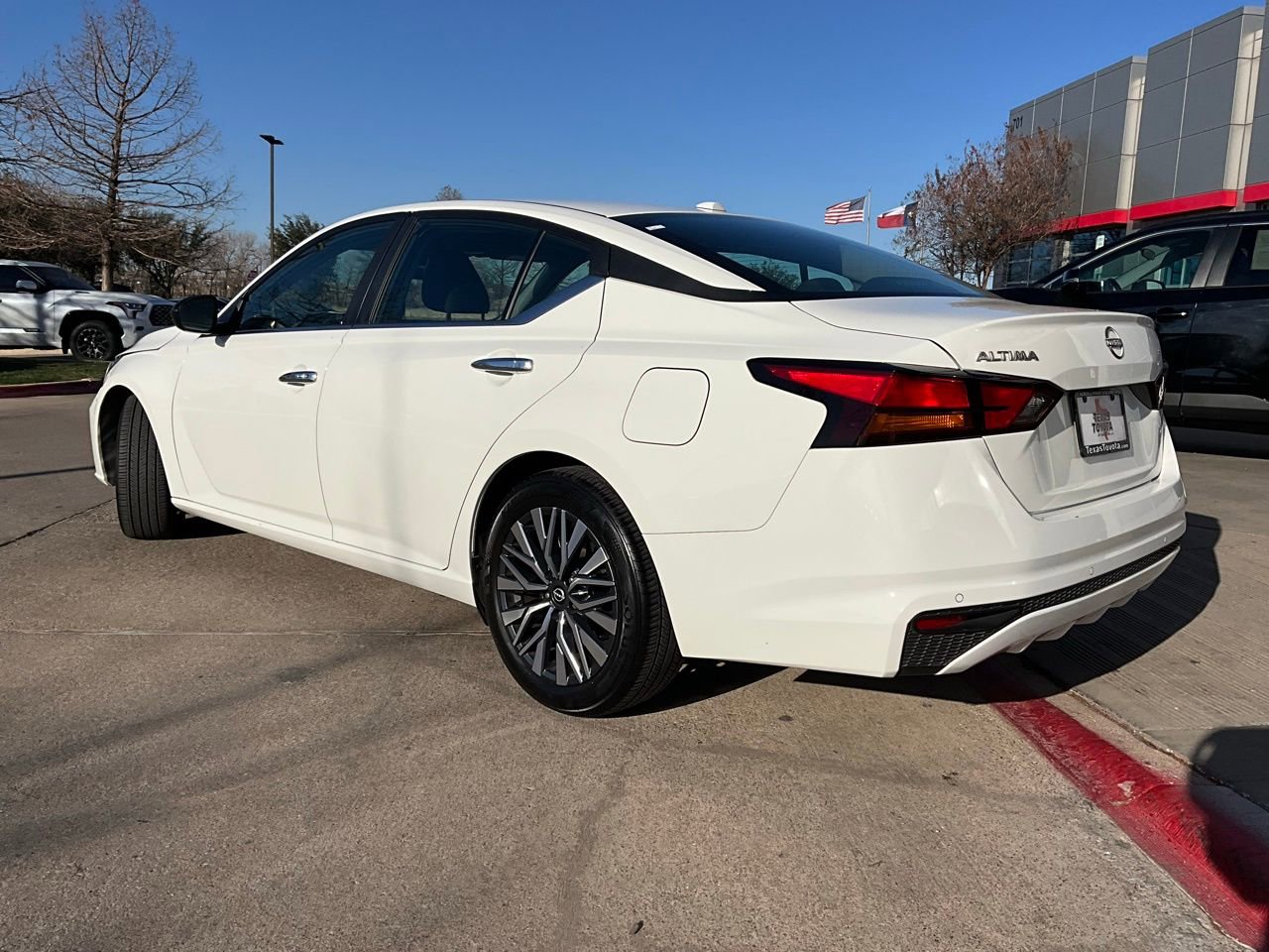 Used 2025 Nissan Altima 2.5 SV image 8