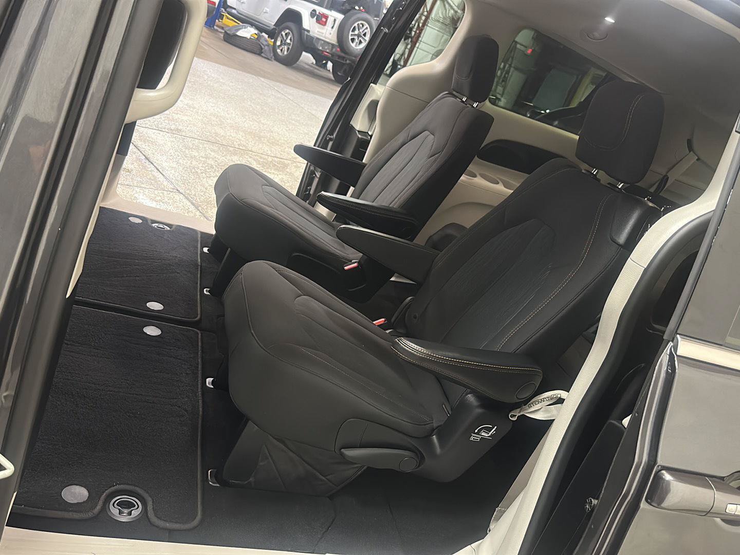 Used 2019 Chrysler Pacifica Touring Plus w/ Advanced Safetytec Group FWD image 29