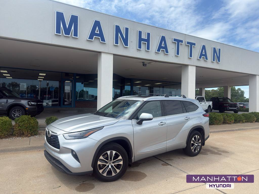 Used 2022 Toyota Highlander XLE AWD/4WD image 1