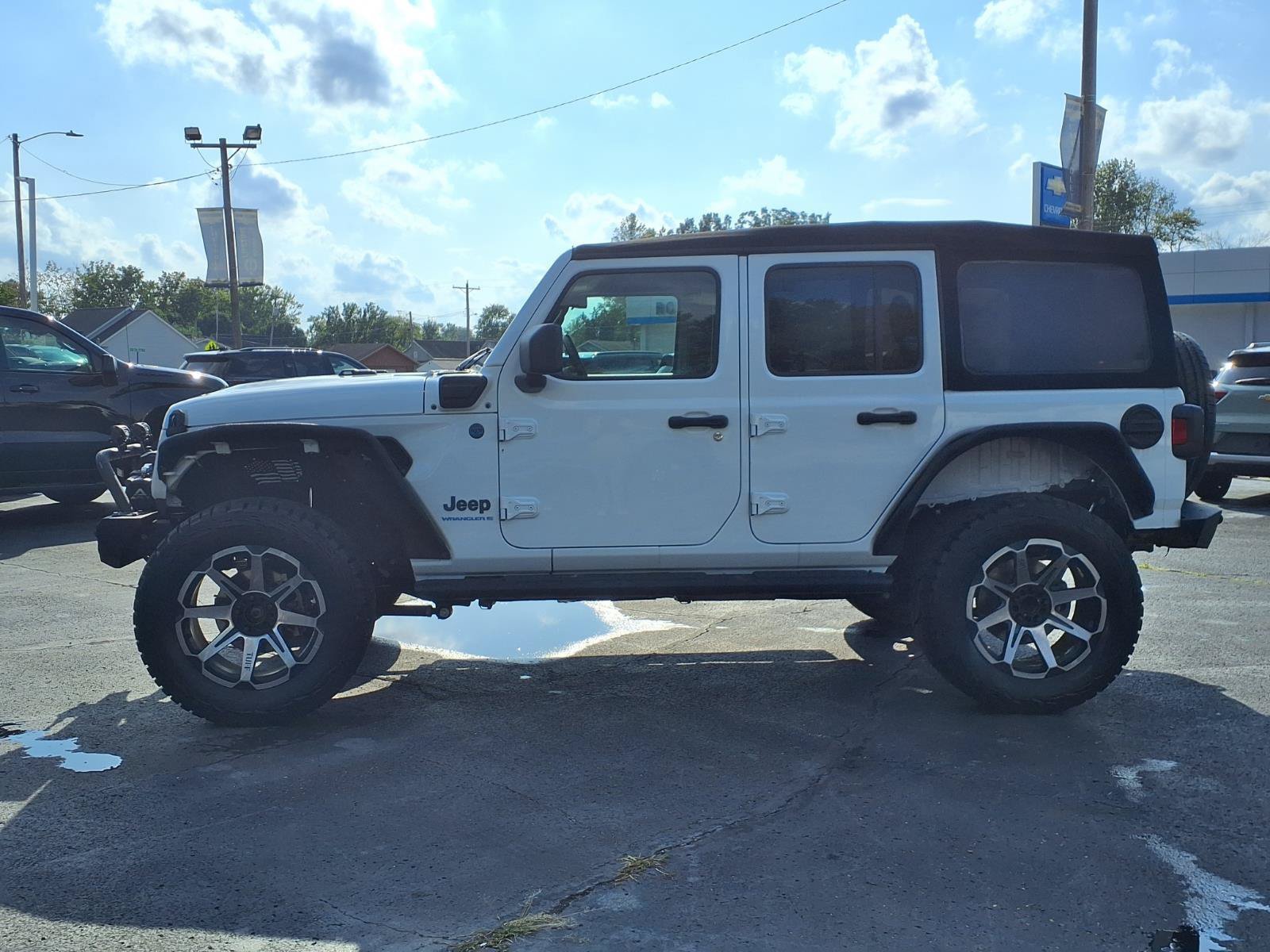 Used 2024 Jeep Wrangler Unlimited w/ Convenience Group AWD/4WD image 4