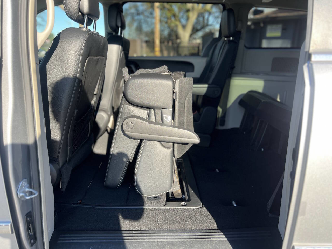 Used 2016 Chrysler Town & Country Touring image 13