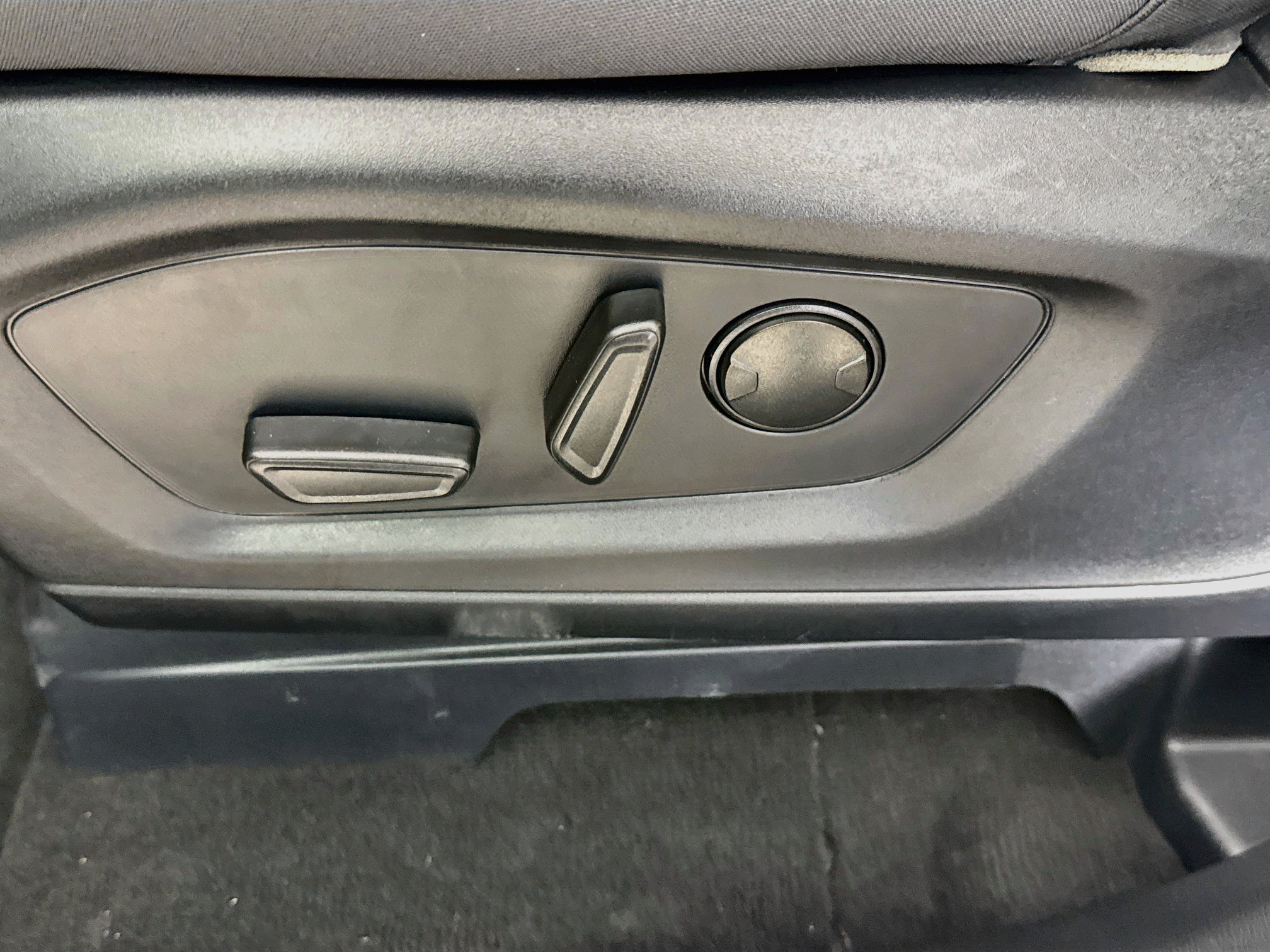 Used 2025 Ford Explorer Active AWD/4WD image 24