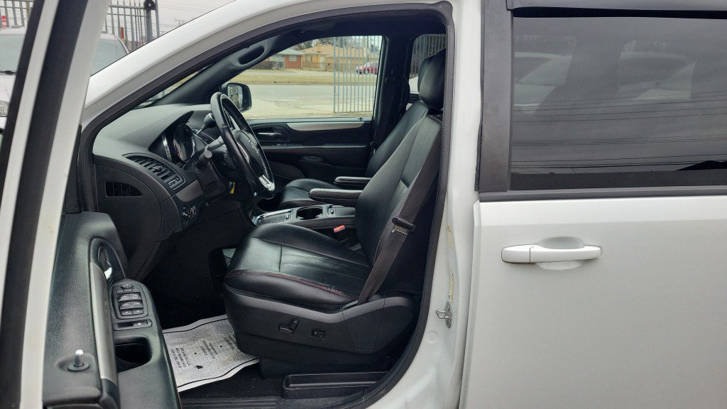 Used 2018 Dodge Grand Caravan GT FWD image 18