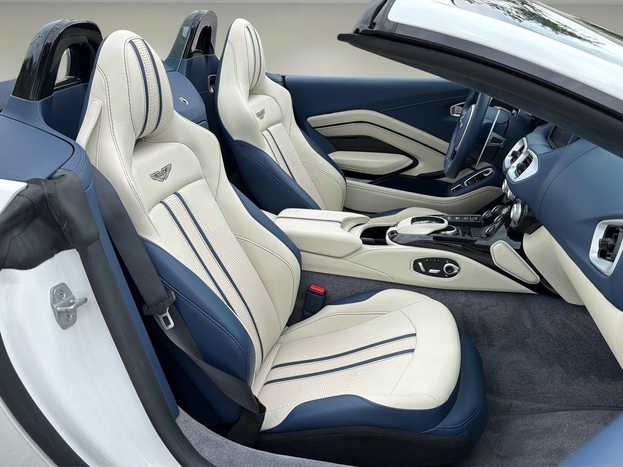 Used 2023 Aston Martin V8 Vantage Roadster RWD image 17