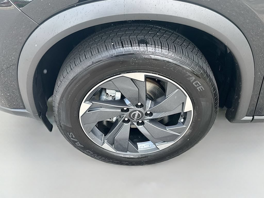 Certified 2025 Nissan Rogue SV FWD image 30