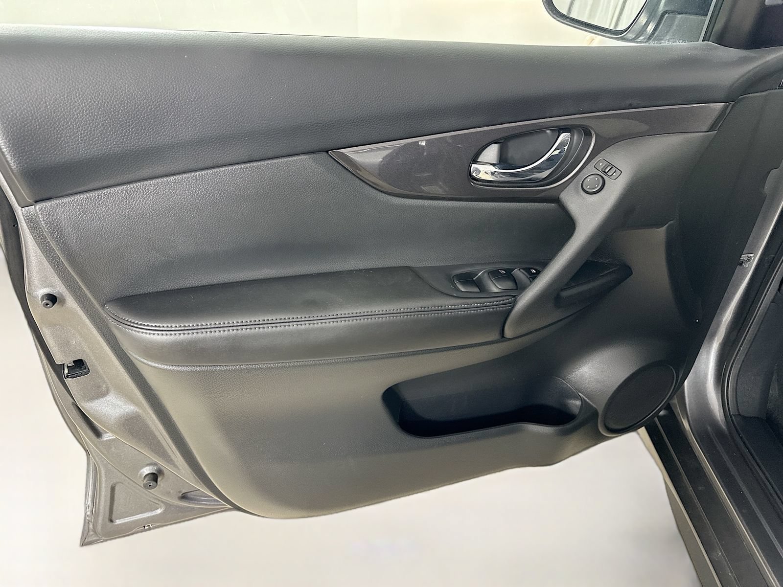 Used 2019 Nissan Rogue S w/ Special Edition Package AWD/4WD image 15