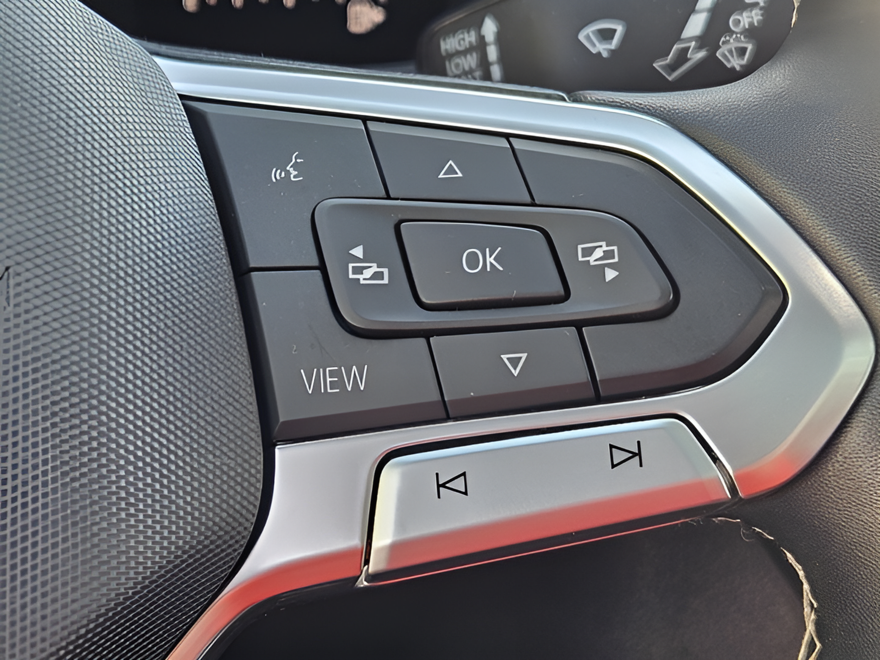 Certified 2023 Volkswagen Tiguan SE R-Line FWD image 23