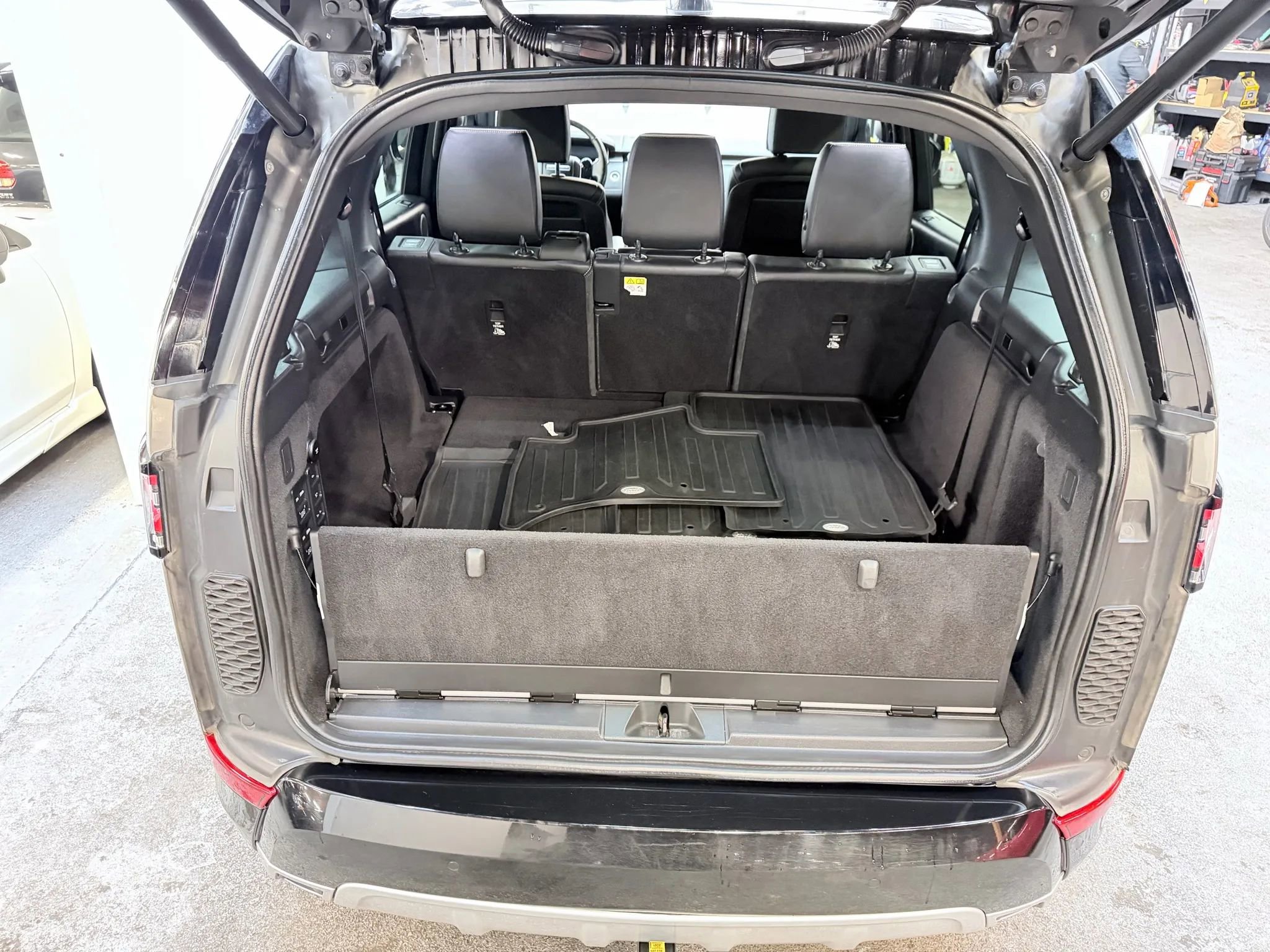 Used 2020 Land Rover Discovery HSE Luxury image 20