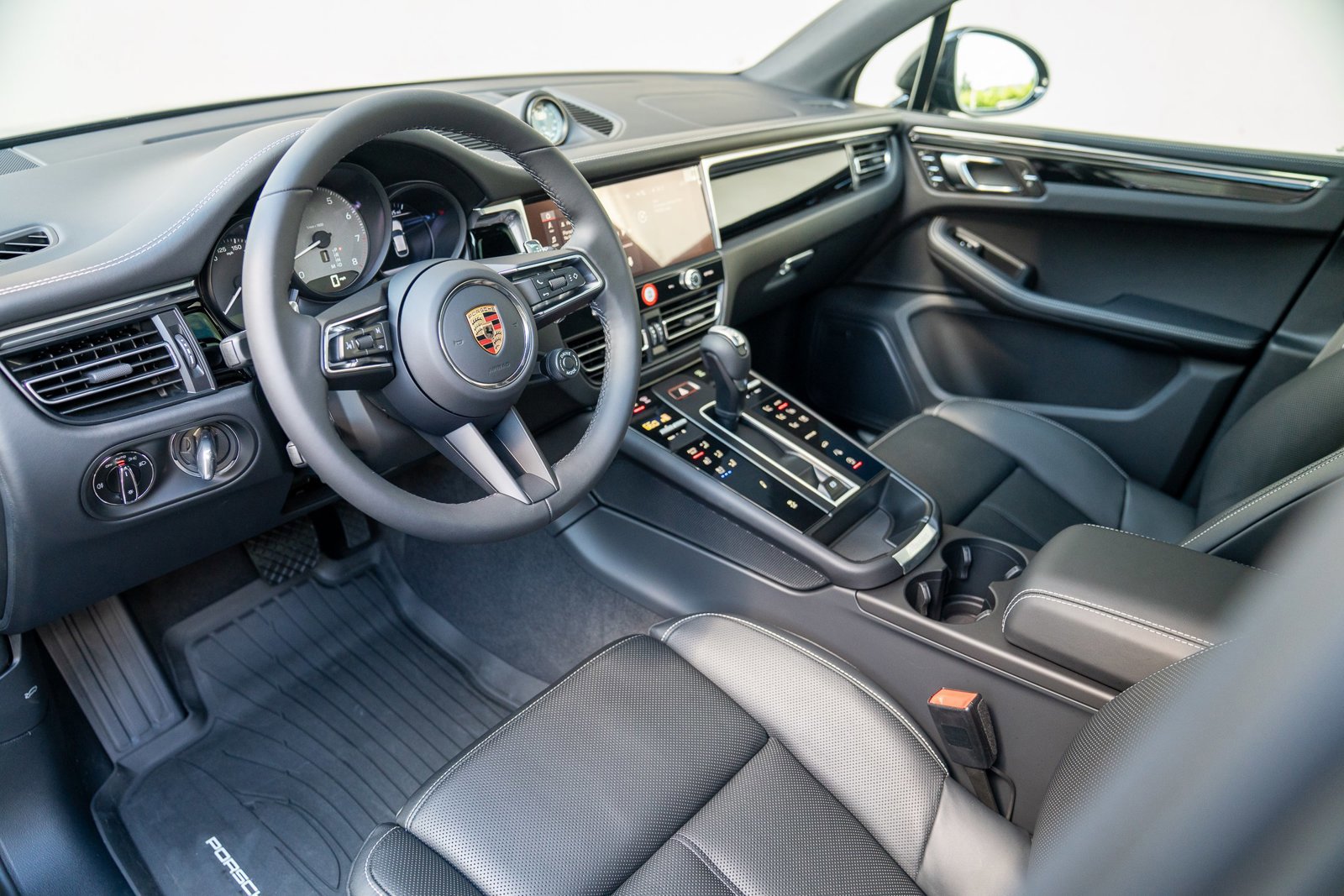 New 2025 Porsche Macan S image 4