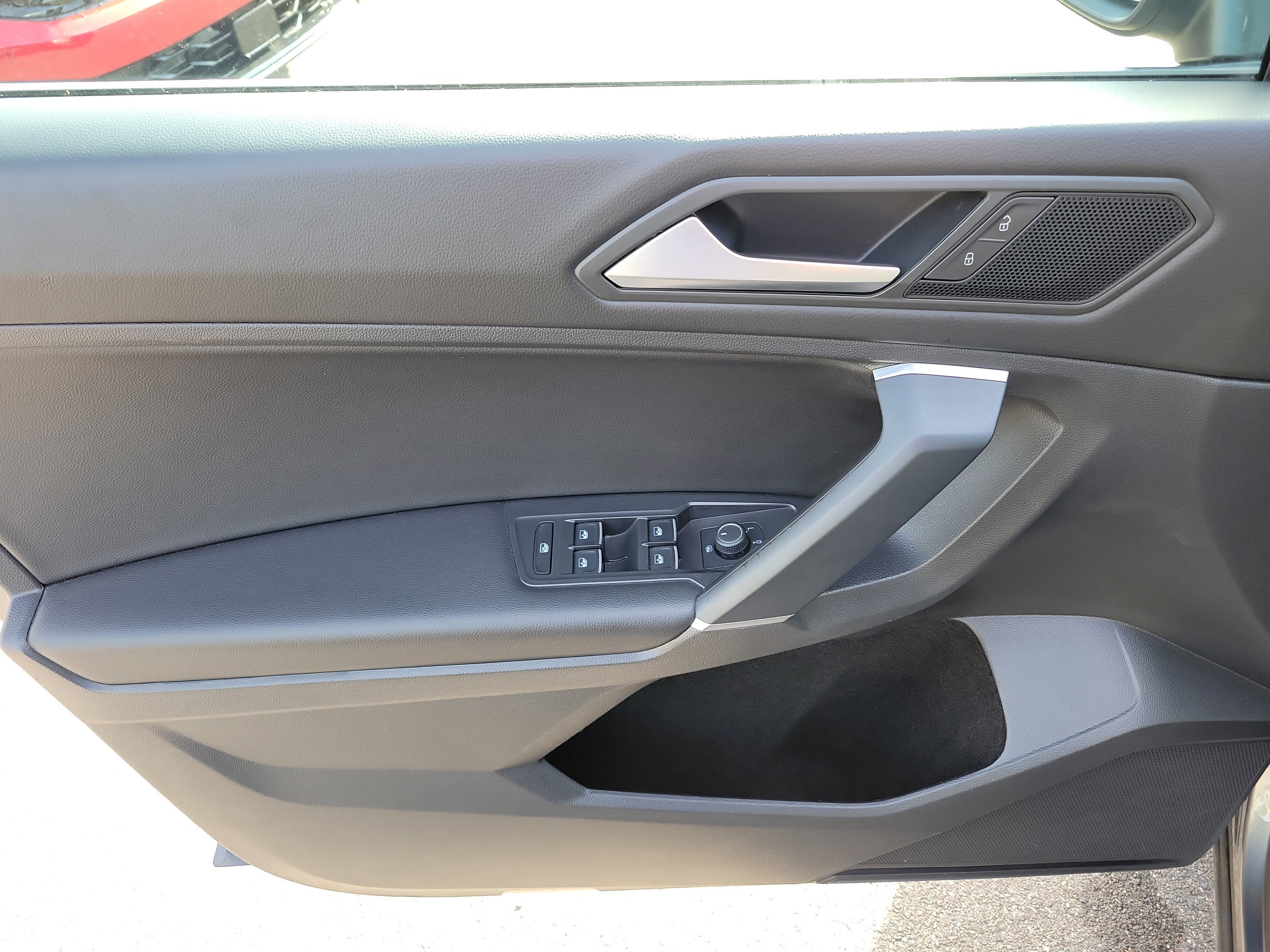 Used 2020 Volkswagen Tiguan SE image 19