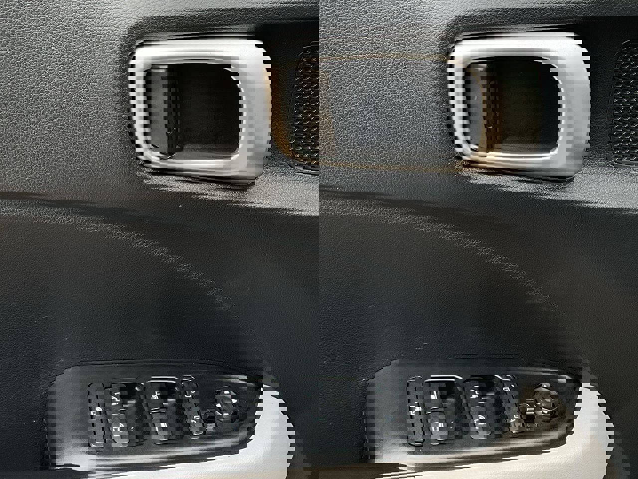 Used 2025 Hyundai Venue SEL image 12