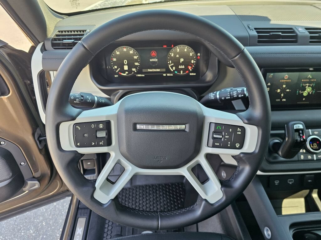 Used 2024 Land Rover Defender 110 X-Dynamic SE AWD/4WD image 28