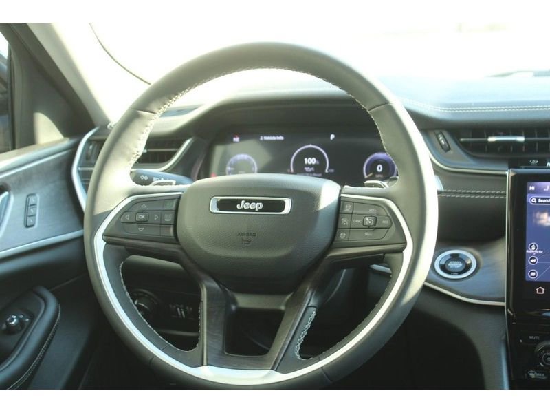 Used 2023 Jeep Grand Cherokee Limited w/ Luxury Tech Group II AWD/4WD image 16