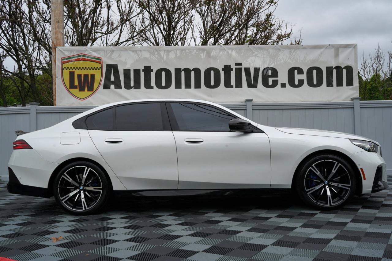 Used 2024 BMW 540i xDrive w/ Executive Package AWD/4WD image 4