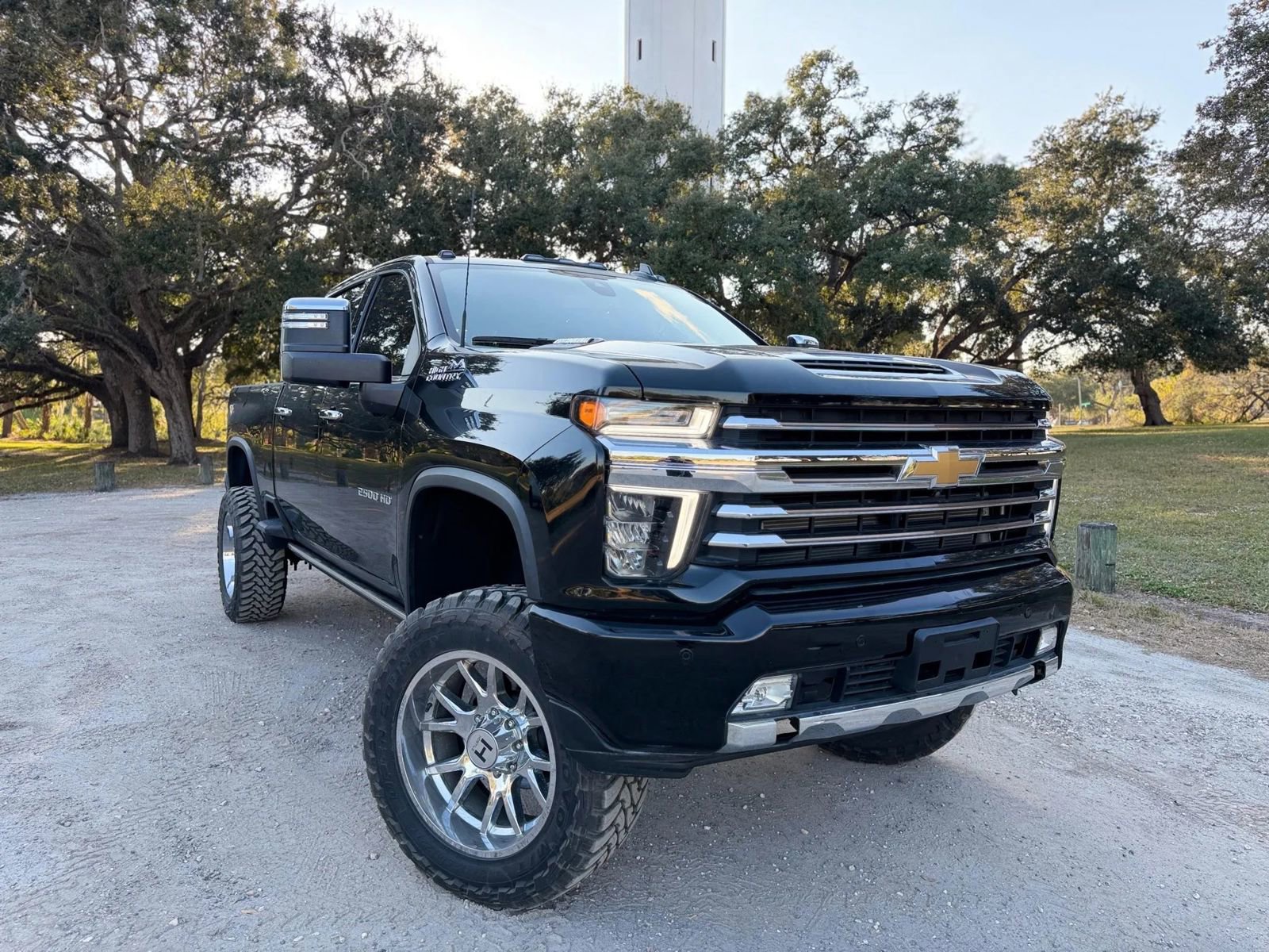 Used 2023 Chevrolet Silverado 2500 High Country w/ Safety Package II image 2