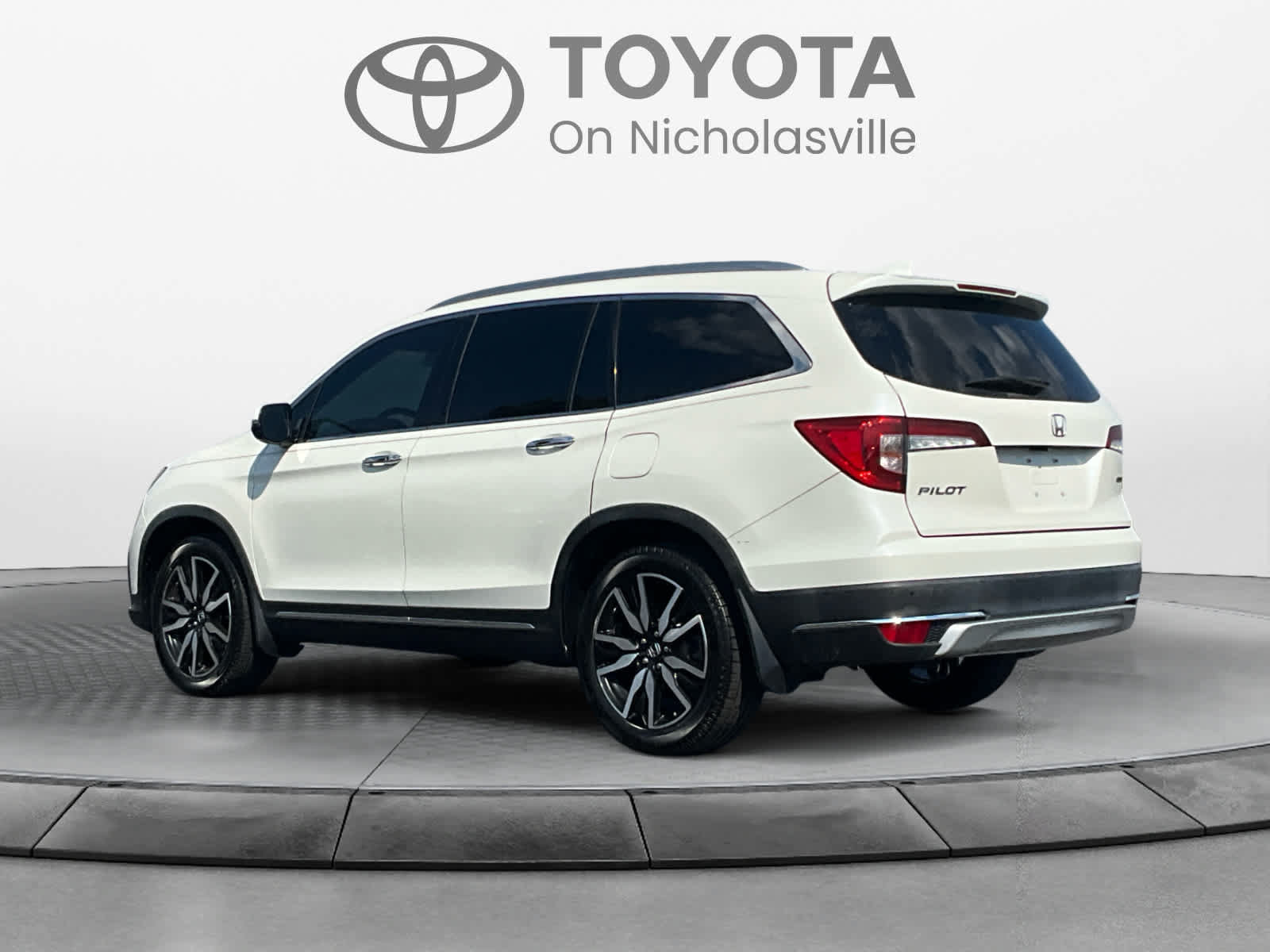 Used 2019 Honda Pilot Touring image 3
