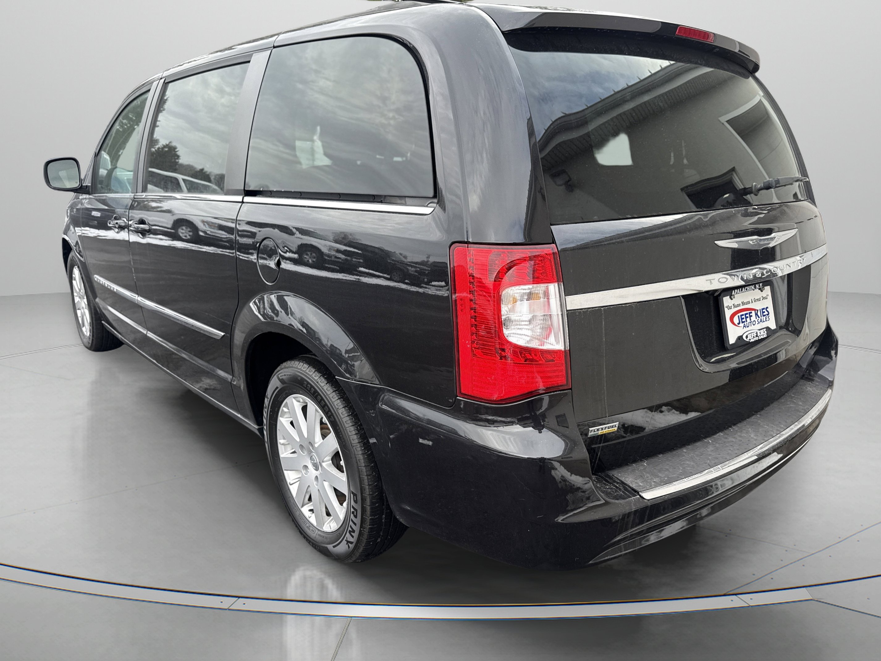 Used 2016 Chrysler Town & Country Touring image 7