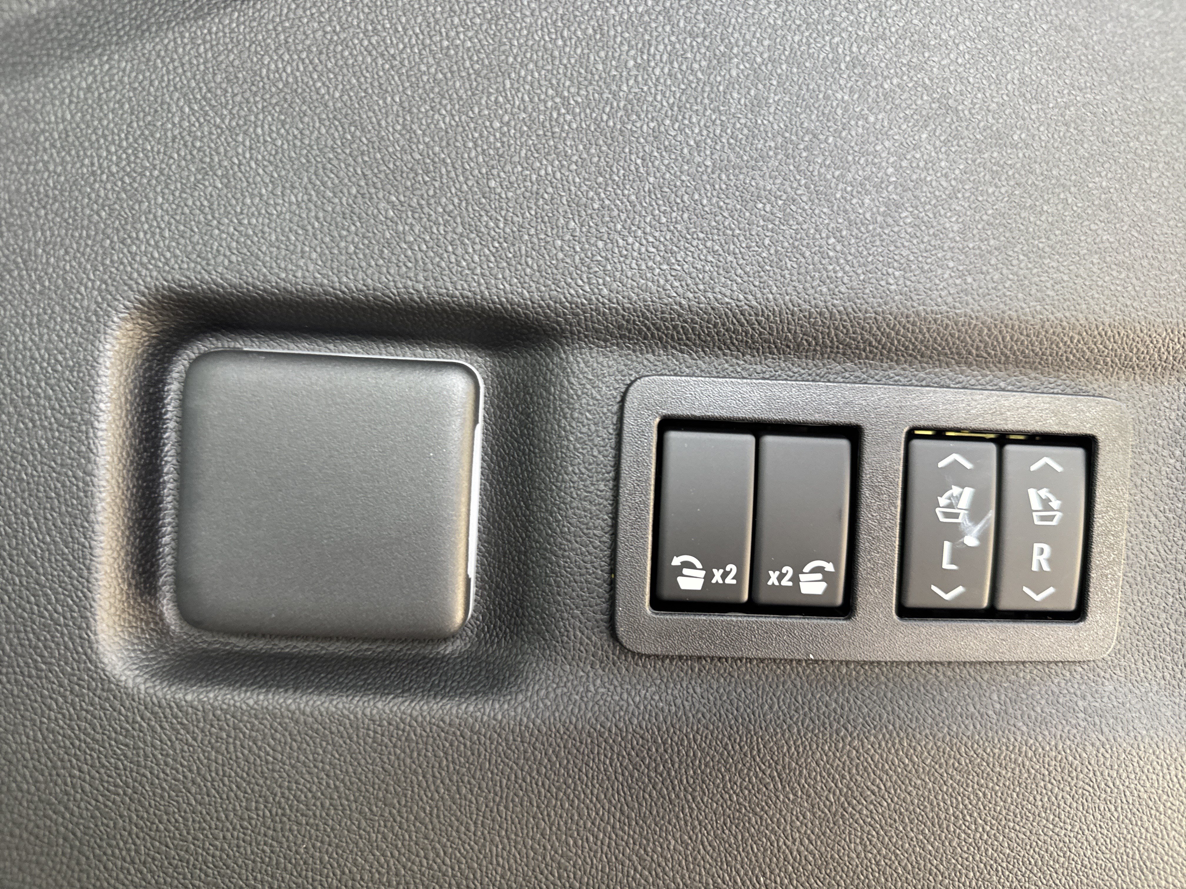 New 2026 GMC Yukon XL Denali w/ Sun & Power Step Package AWD/4WD image 37