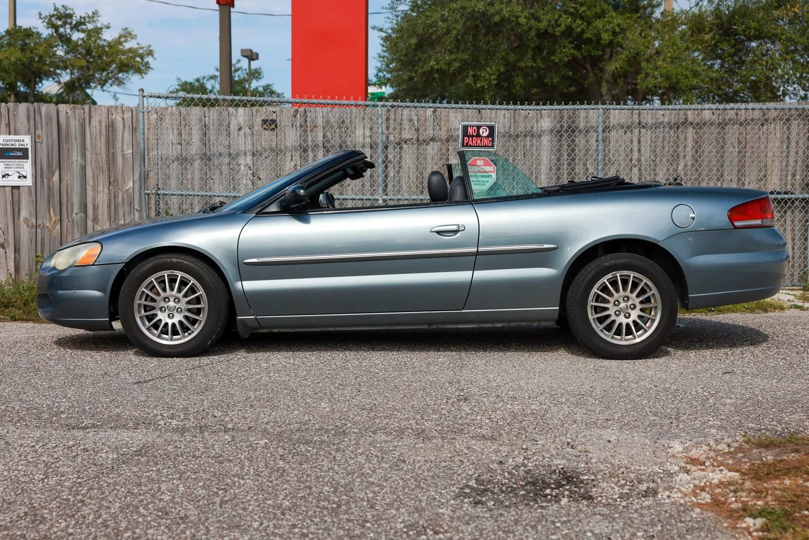 Used 2006 Chrysler Sebring Touring FWD image 2