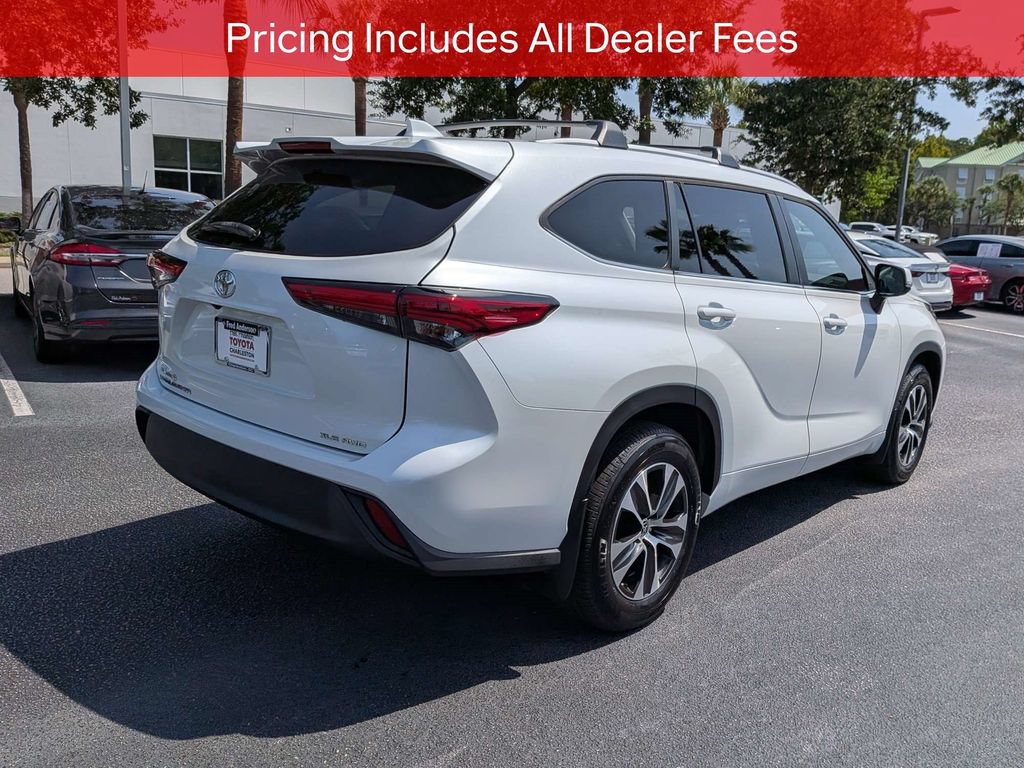 Used 2023 Toyota Highlander XLE AWD/4WD image 5