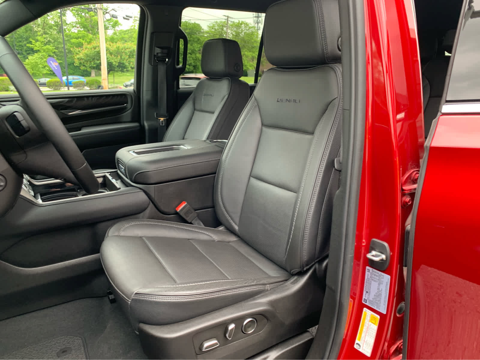 Used 2024 GMC Yukon Denali AWD/4WD image 13