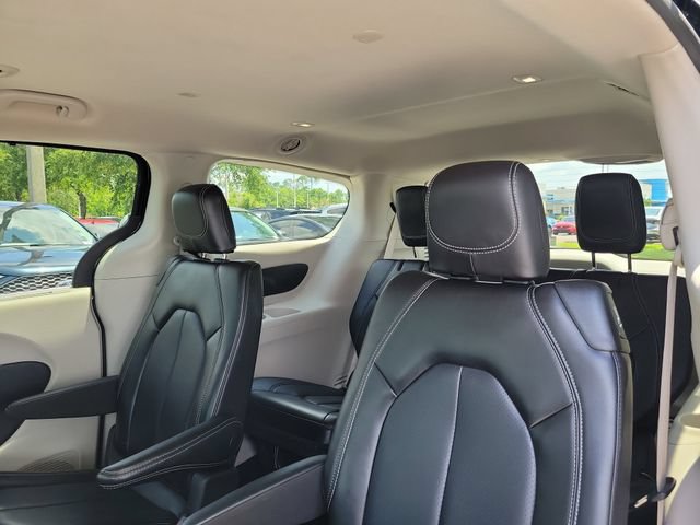 Used 2023 Chrysler Pacifica Touring-L FWD image 17