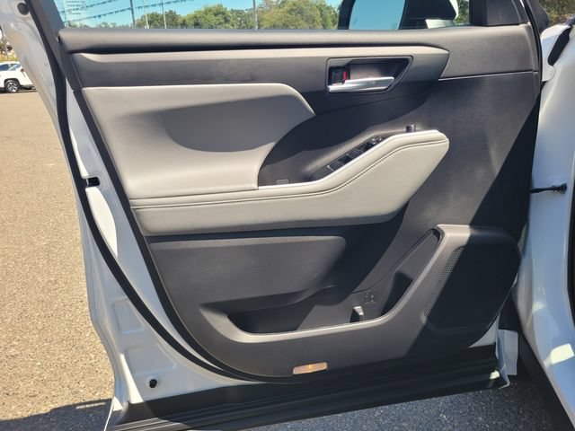 Used 2023 Toyota Highlander XLE AWD/4WD image 16