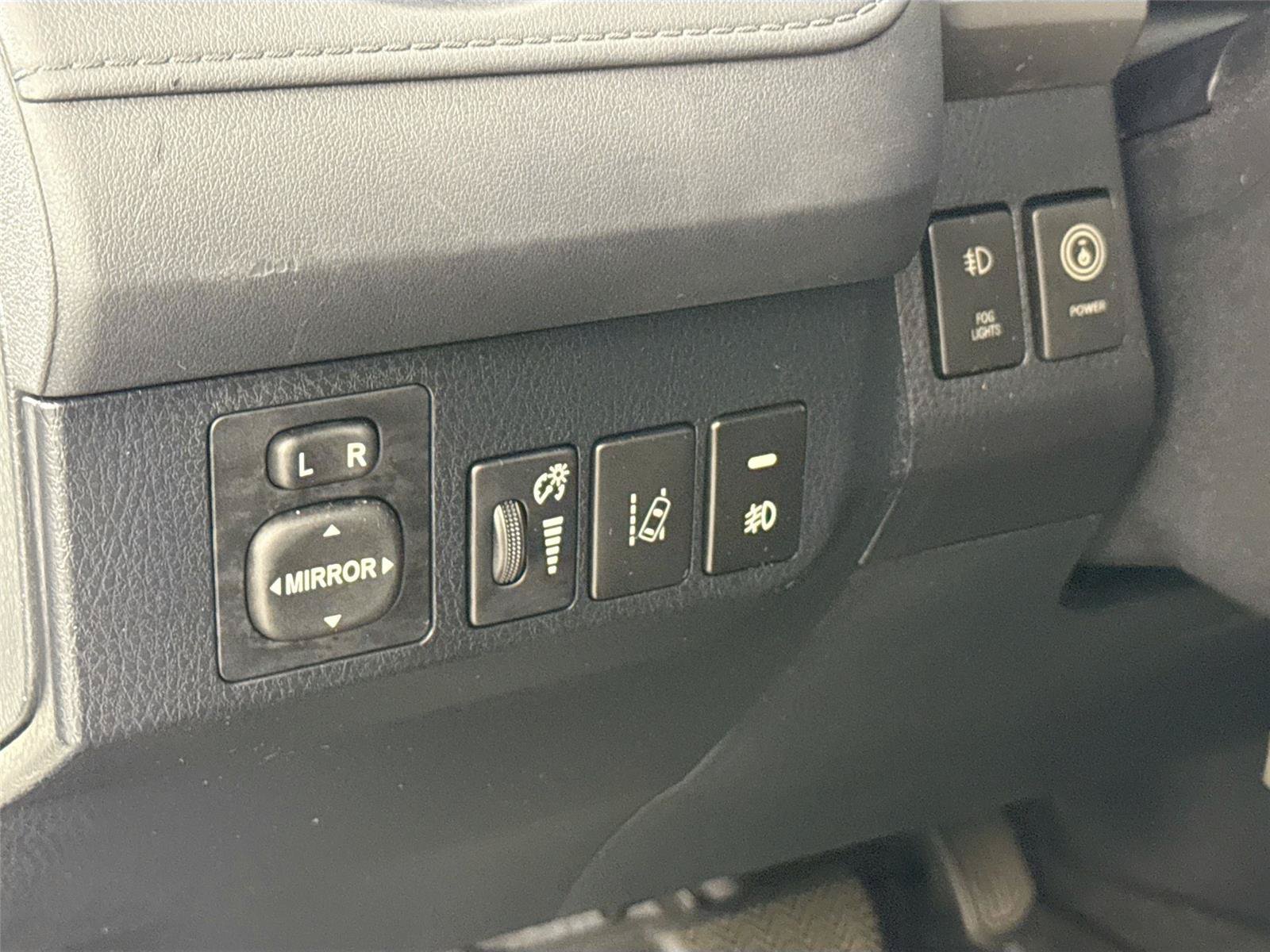 Used 2018 Toyota RAV4 LE FWD image 14