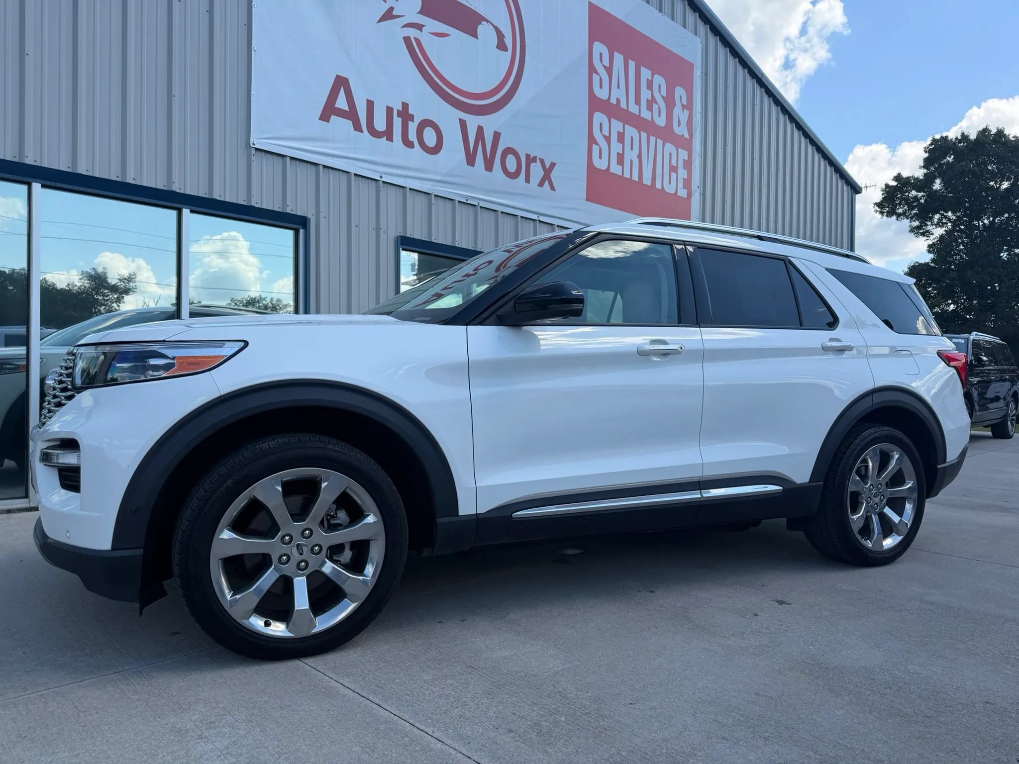 Used 2020 Ford Explorer Platinum w/ Premium Technology Package AWD/4WD image 3