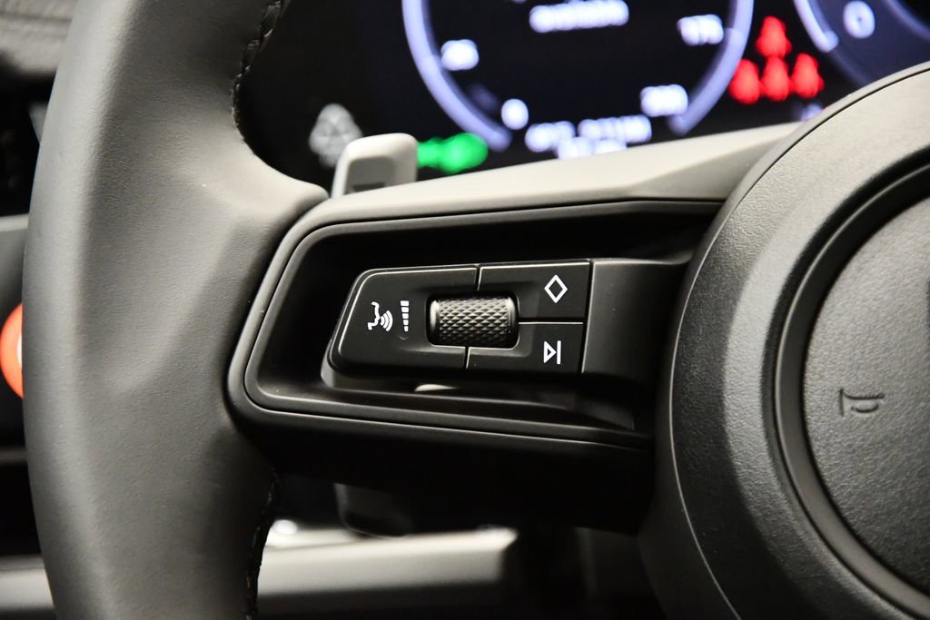 Used 2025 Porsche Panamera image 22