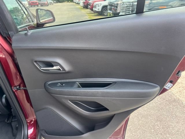 Used 2017 Chevrolet Trax LT w/ Sun & Sound Package FWD image 11